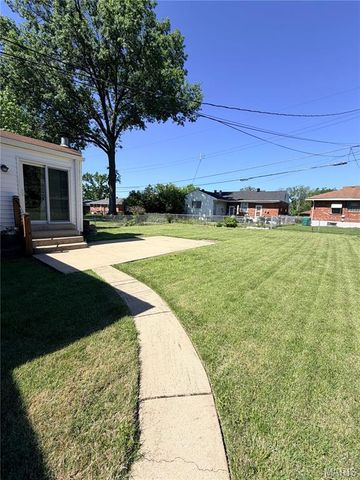 9233 Edna Street, Riverview, MO 63137