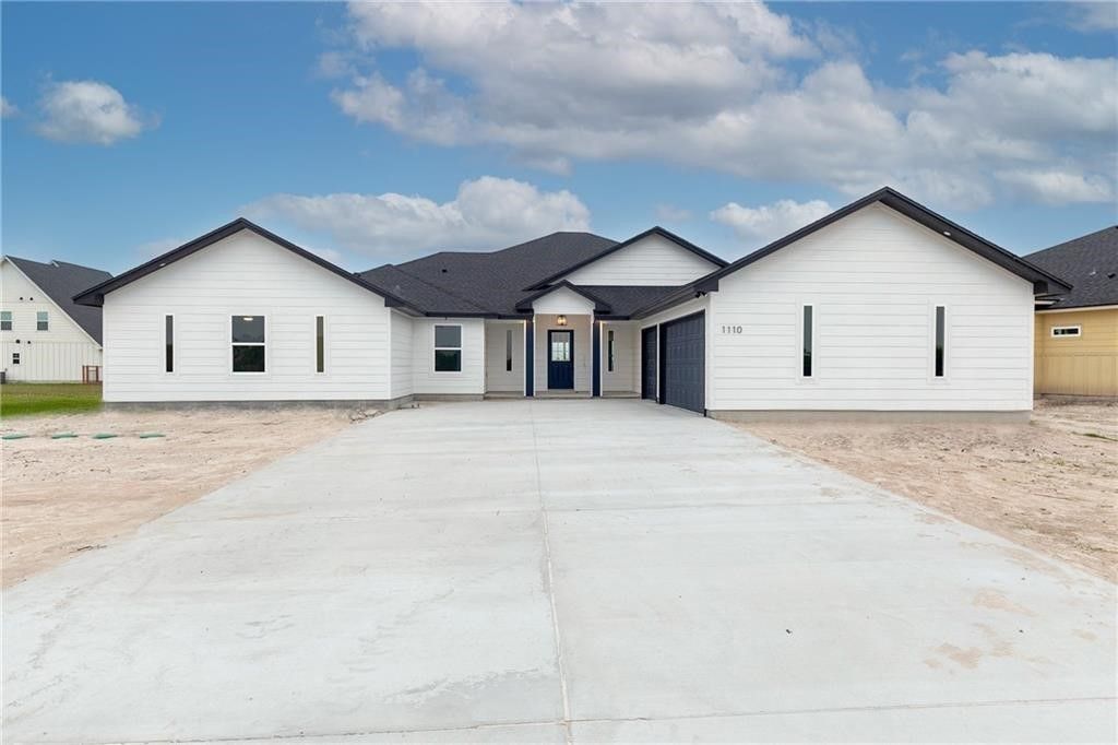 1110 Cape Velero Dr, Rockport, TX 78382