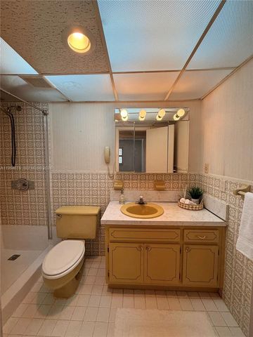 3860 NE 170th St 304, North Miami Beach, FL 33160