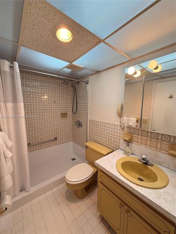 3860 NE 170th St 304, North Miami Beach, FL 33160