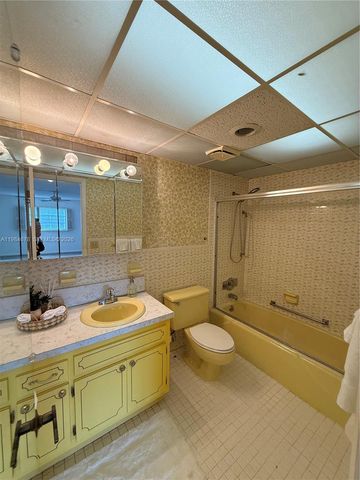 3860 NE 170th St 304, North Miami Beach, FL 33160