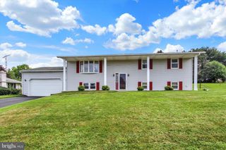 9 STARLITE DR, Spring Grove, PA 17362