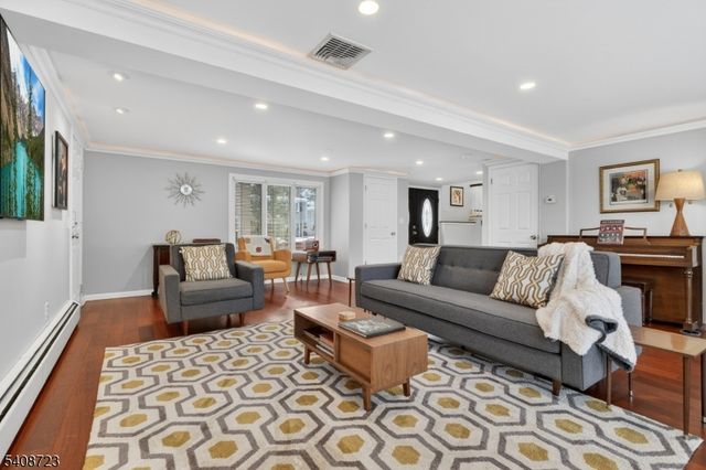 90 Birchwood Ter, Wayne Twp., NJ 07470