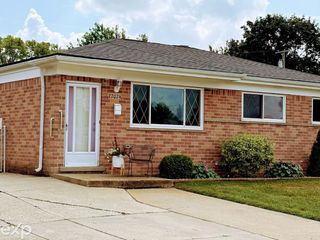 22024 Evergreen Street, St Clair Shores, MI 48082