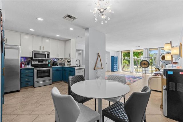 2625 N Whitewater Club Drive C, Palm Springs, CA 92262