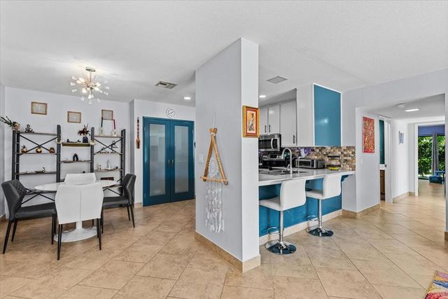 2625 N Whitewater Club Drive C, Palm Springs, CA 92262