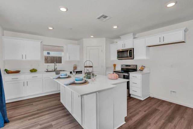 408 RICE Way, Los Banos, CA 93635