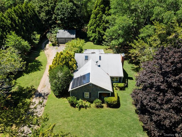 26 S Menantic Road, Shelter Island, NY 11964