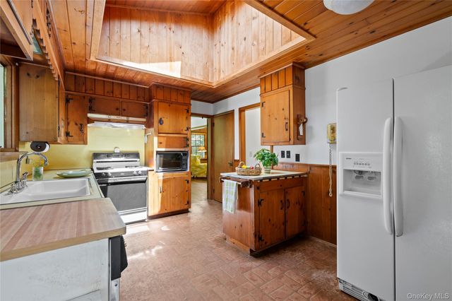 26 S Menantic Road, Shelter Island, NY 11964