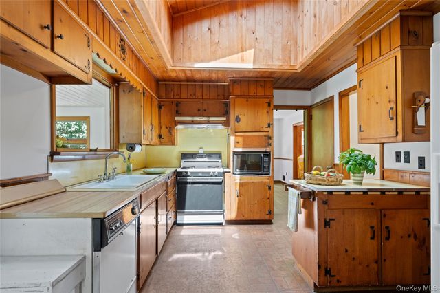 26 S Menantic Road, Shelter Island, NY 11964