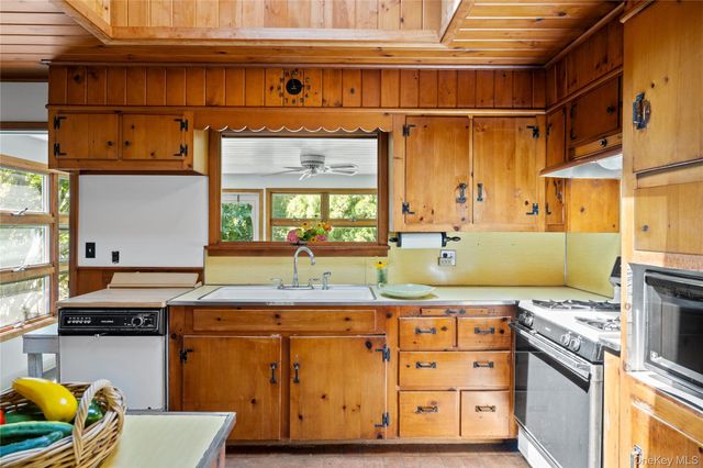 26 S Menantic Road, Shelter Island, NY 11964