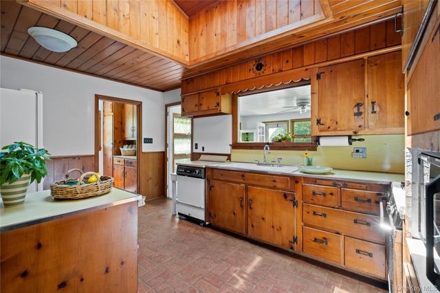 26 S Menantic Road, Shelter Island, NY 11964