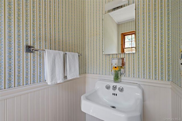 26 S Menantic Road, Shelter Island, NY 11964