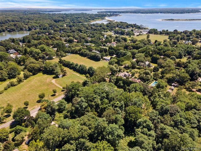 26 S Menantic Road, Shelter Island, NY 11964