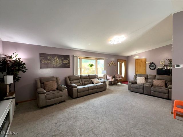 9 Willow Way, Canfield, OH 44406