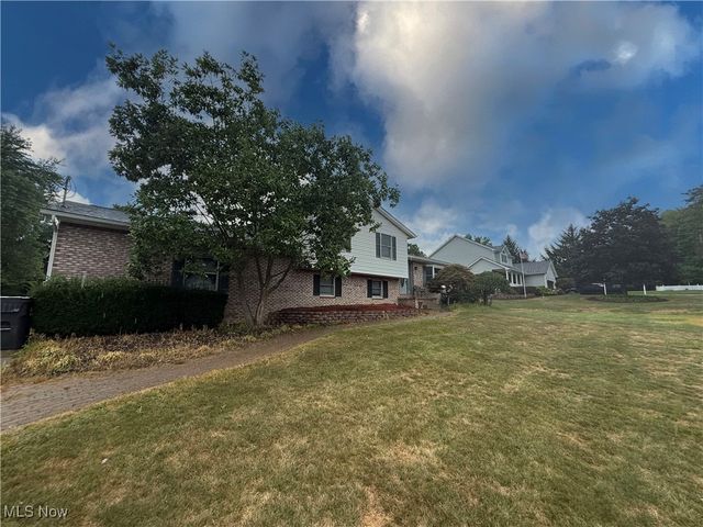 9 Willow Way, Canfield, OH 44406