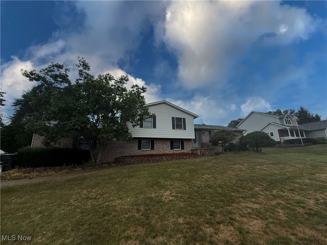 9 Willow Way, Canfield, OH 44406