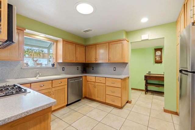 3205 W Cypress Avenue, Visalia, CA 93277