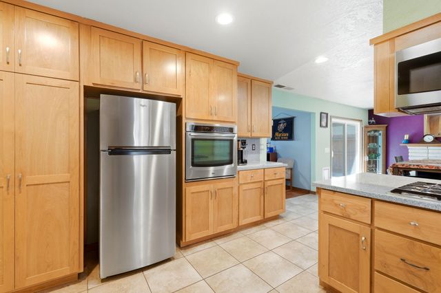 3205 W Cypress Avenue, Visalia, CA 93277