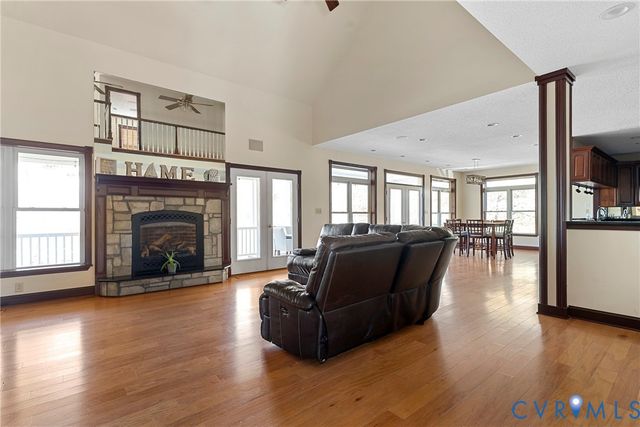 101 N Lake Dr, Hartfield, VA 23071