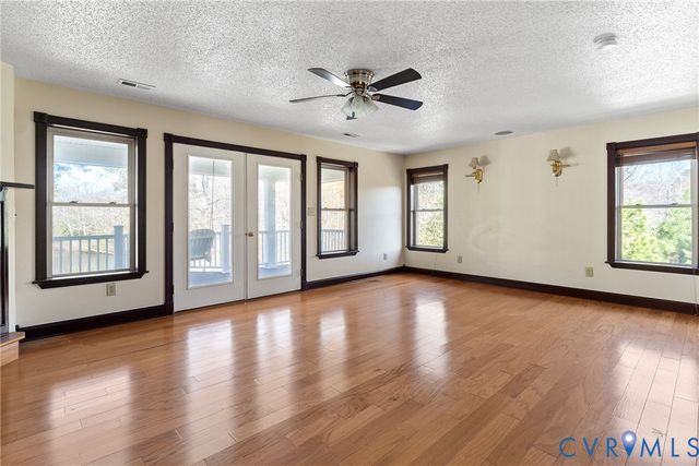 101 N Lake Dr, Hartfield, VA 23071