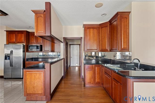 101 N Lake Dr, Hartfield, VA 23071