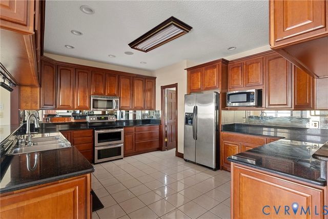 101 N Lake Dr, Hartfield, VA 23071