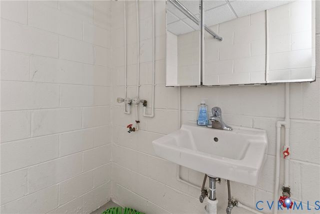 101 N Lake Dr, Hartfield, VA 23071