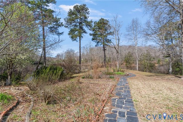 101 N Lake Dr, Hartfield, VA 23071