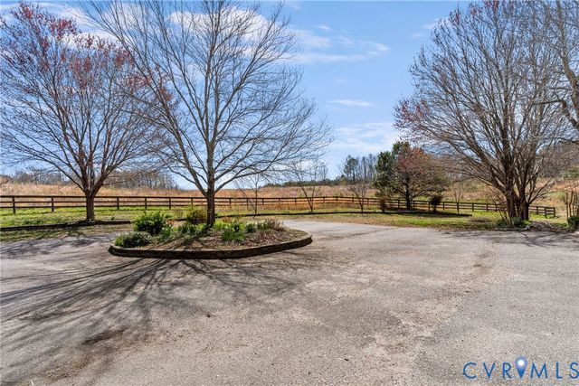 101 N Lake Dr, Hartfield, VA 23071