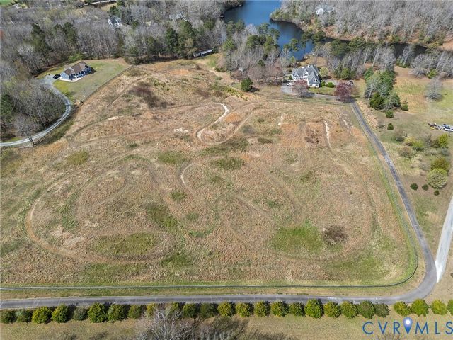 101 N Lake Dr, Hartfield, VA 23071