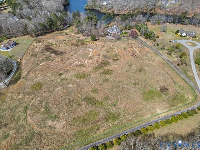 101 N Lake Dr, Hartfield, VA 23071