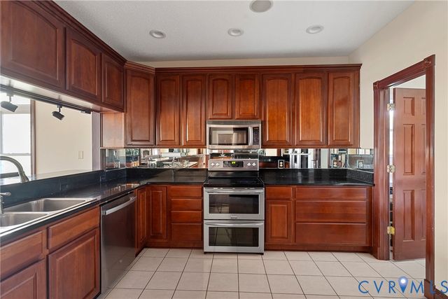 101 N Lake Dr, Hartfield, VA 23071