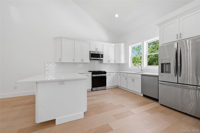 19 Montauk Highway 7, Westhampton, NY 11977