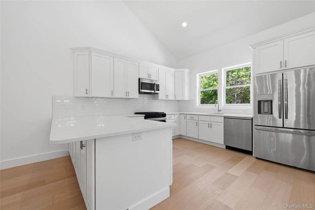 19 Montauk Highway 7, Westhampton, NY 11977