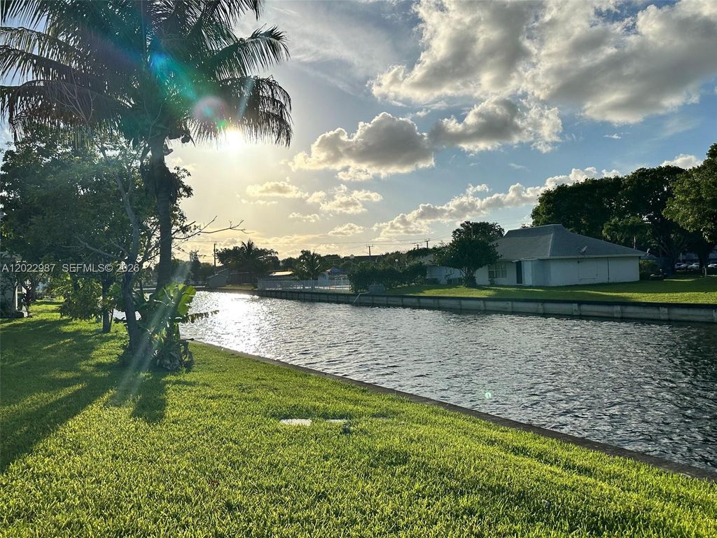 8309 NW 59th Pl, Tamarac, FL 33321