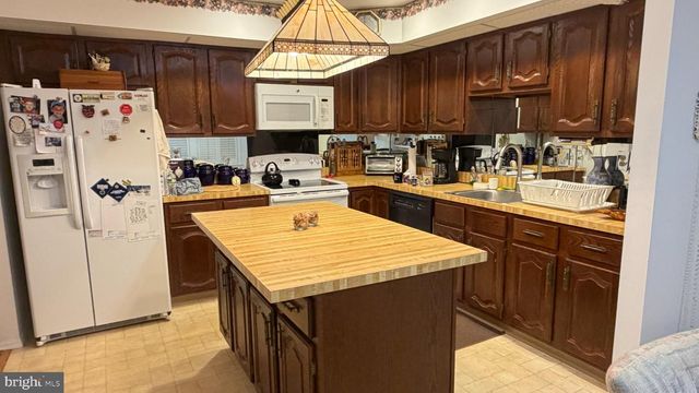 3 WILLIAM PENN CT, Monroe Township, NJ 08831