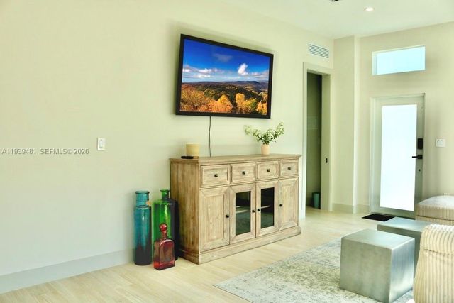 2975 SW 15th St, Miami, FL 33145