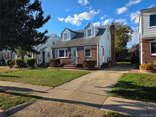 220 Raff Avenue, Mineola, NY 11501