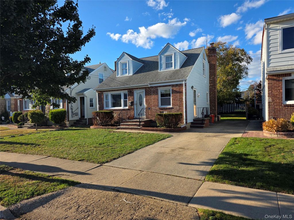 220 Raff Avenue, Mineola, NY 11501