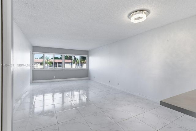 140 Lakeview Dr 203, Weston, FL 33326