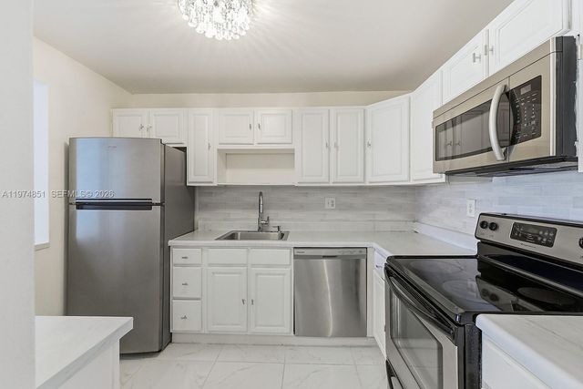 140 Lakeview Dr 203, Weston, FL 33326