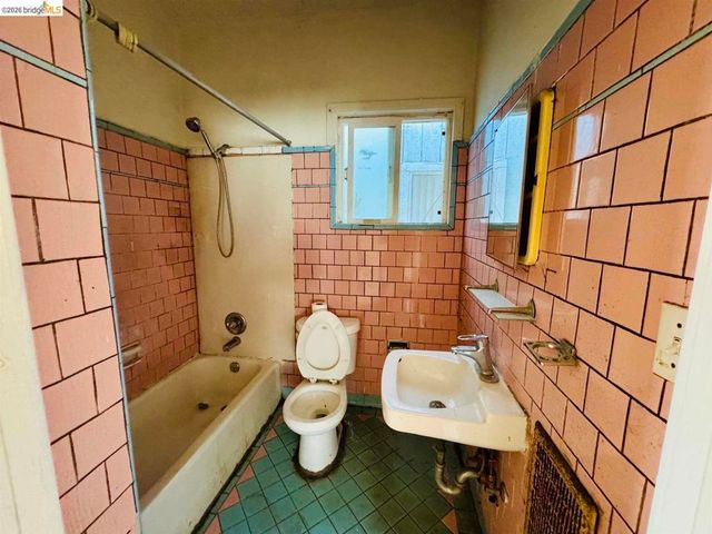 220 International BLVD, Oakland, CA 94606