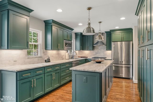 816 Hidden Lane, Grosse Pointe Woods, MI 48236