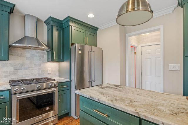 816 Hidden Lane, Grosse Pointe Woods, MI 48236