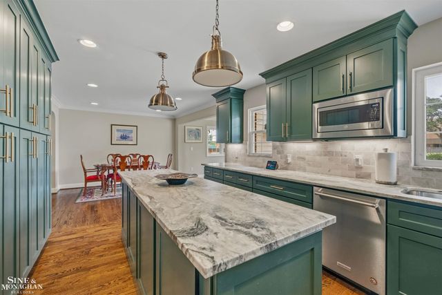 816 Hidden Lane, Grosse Pointe Woods, MI 48236