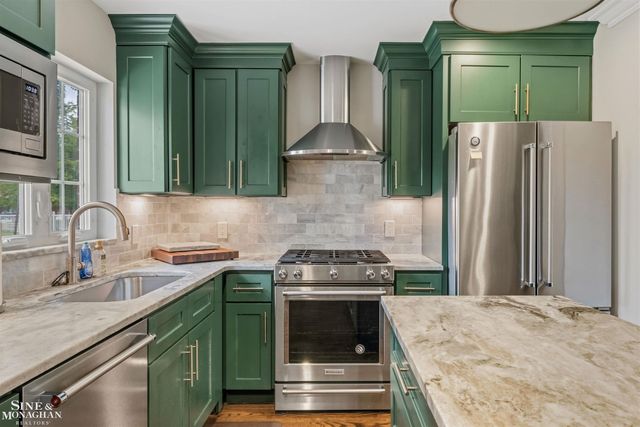 816 Hidden Lane, Grosse Pointe Woods, MI 48236