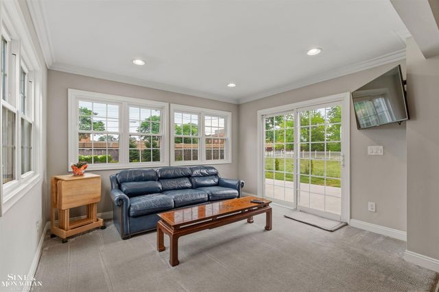 816 Hidden Lane, Grosse Pointe Woods, MI 48236