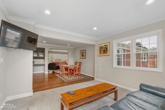 816 Hidden Lane, Grosse Pointe Woods, MI 48236