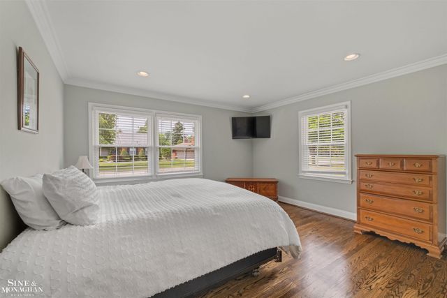 816 Hidden Lane, Grosse Pointe Woods, MI 48236